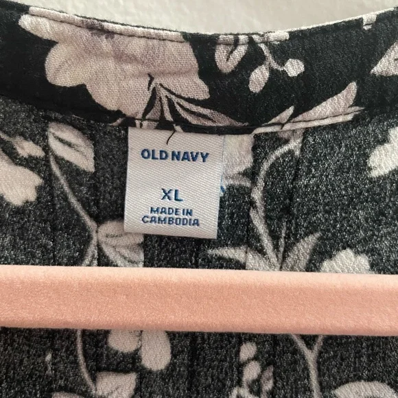 Old Navy Black linen shorts with floral top - Picture 5 of 16